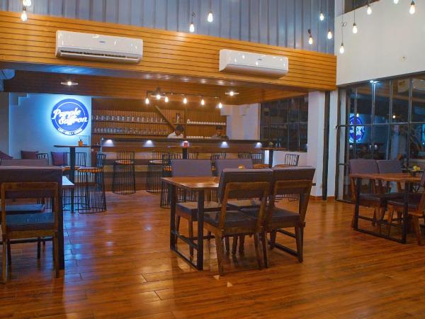 THC Backpackers jodhpur : photo 1 de la chambre chambre lit king-size avec balcon