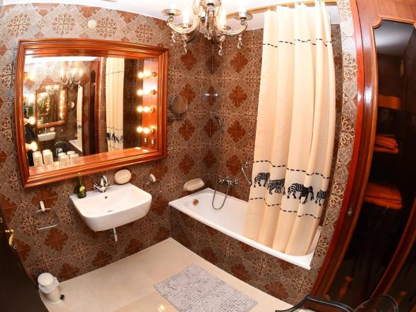 MonikaRooms : photo 10 de la chambre chambre lits jumeaux avec salle de bains privative