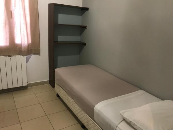 Folk Suites : photo 6 de la chambre petite chambre lits jumeaux