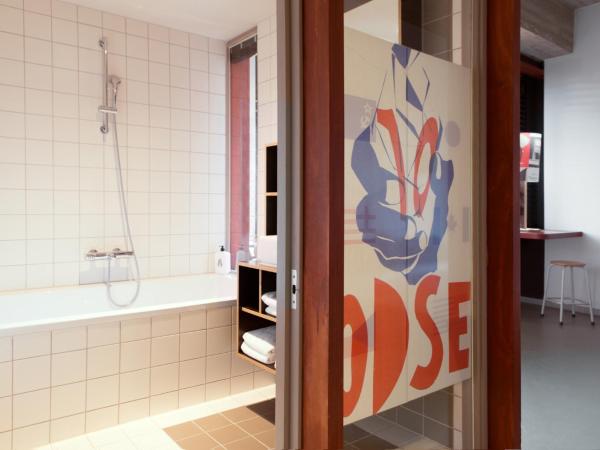Volkshotel : photo 4 de la chambre chambre quadruple avec baignoire