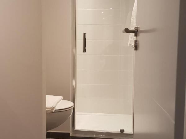 Hôtel Chez Jacqueline : photo 5 de la chambre chambre standard lit queen-size