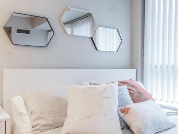 AOC Suites - Heart of Downtown Condo : photo 5 de la chambre appartement avec balcon