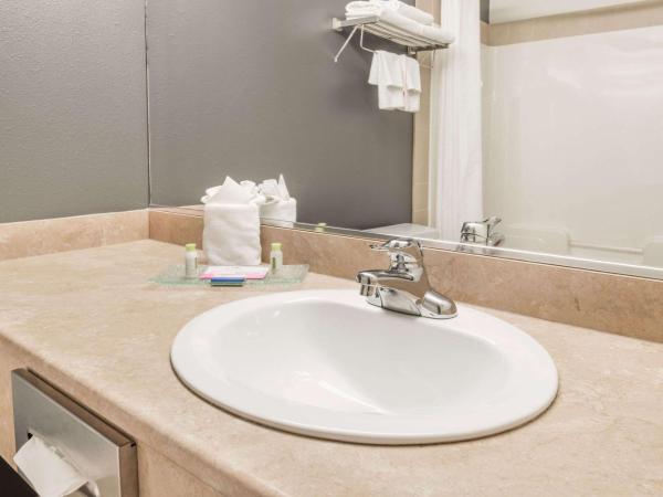 Super 8 by Wyndham Quebec City : photo 7 de la chambre suite exécutive avec cheminée - lit king-size, canapé-lit, bain à remous - non-fumeurs