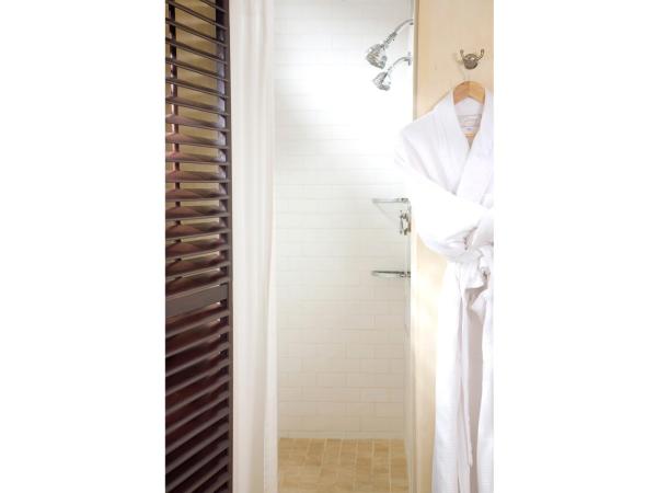 Clarendon Square : photo 5 de la chambre suite lit queen-size avec baignoire spa