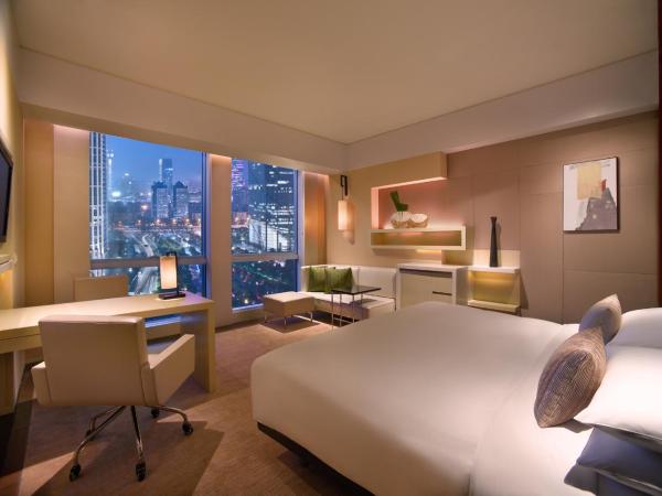 Grand Hyatt Guangzhou-Free Shuttle Bus to Canton Fair Complex during Canton Fair Period : photo 1 de la chambre chambre lit king-size - vue sur jardin