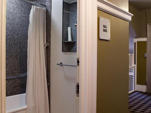 The Mosser Hotel : photo 2 de la chambre chambre lit queen-size avec salle de bains commune