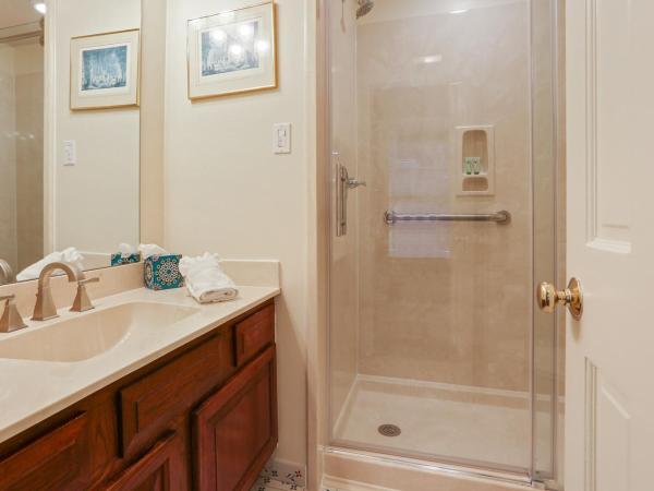 Grenoble House : photo 3 de la chambre hébergement avec 2 lits queen-size côté cour