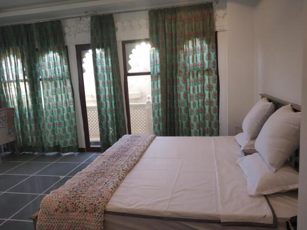 Hotel Mewari Villa : photo 3 de la chambre suite lit king-size de luxe - vue sur lac
