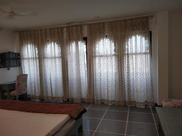 Hotel Mewari Villa : photo 5 de la chambre suite lit king-size de luxe - vue sur lac