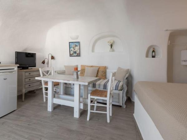 Strogili : photo 2 de la chambre studio troglodyte traditionnel (2 adultes) - annexe - vue sur caldera
