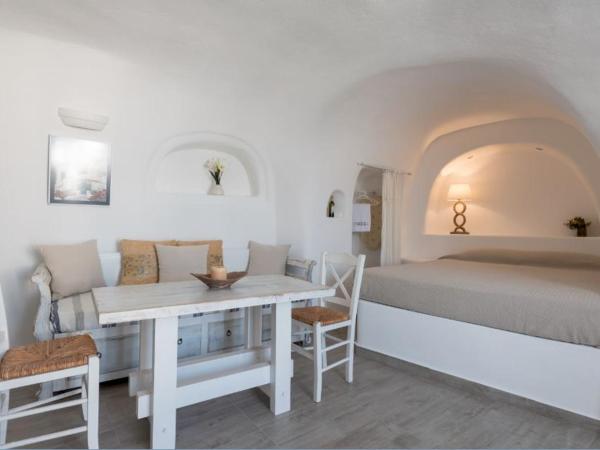 Strogili : photo 3 de la chambre studio troglodyte traditionnel (2 adultes) - annexe - vue sur caldera