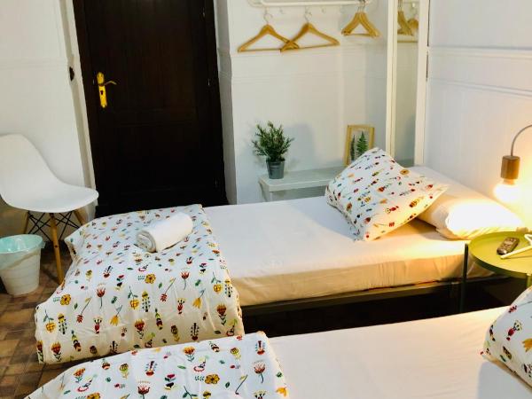 Pensión La Cantarera : photo 2 de la chambre chambre lits jumeaux avec salle de bains commune