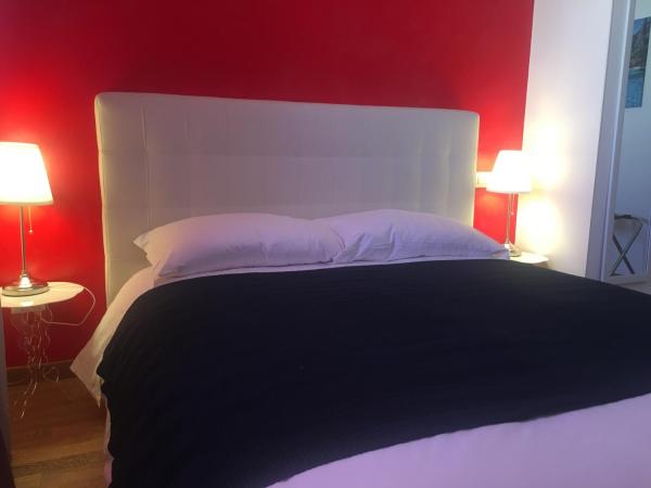 Blue Sea Rooms Apartment Cagliari : photo 3 de la chambre chambre double avec salle de bains privative