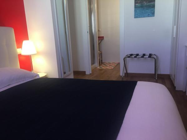 Blue Sea Rooms Apartment Cagliari : photo 4 de la chambre chambre double avec salle de bains privative