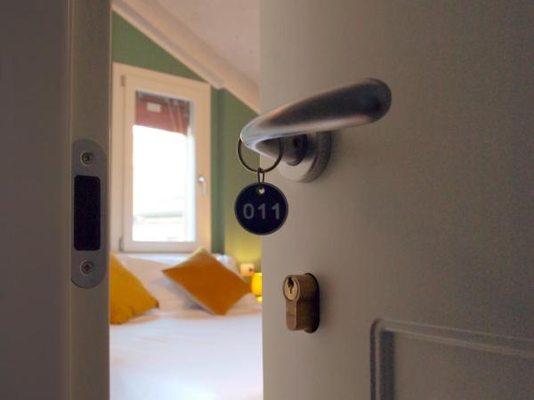 Cosmopolitan Central Rooms : photo 1 de la chambre chambre familiale avec balcon