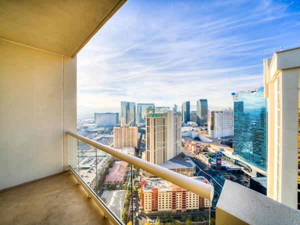 Jet Luxury at The Signature Condo Hotel : photo 3 de la chambre suite deluxe attenante avec balcon