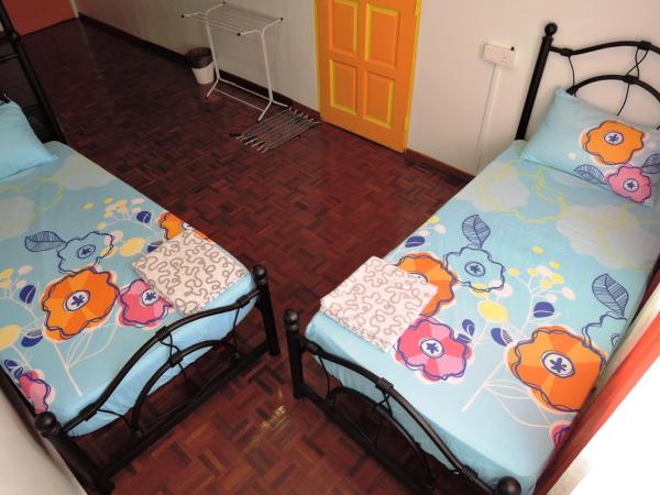 The Pillohouzzze : photo 1 de la chambre chambre lits jumeaux avec salle de bains commune