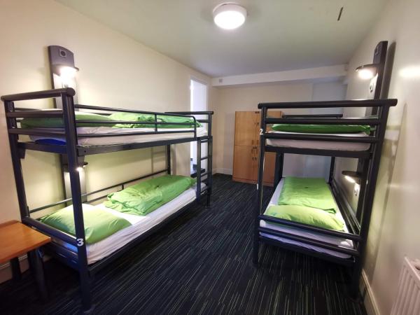 YHA London Earl's Court : photo 2 de la chambre chambre quadruple avec salle de bains privative