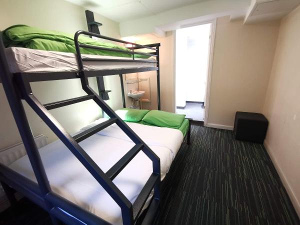 YHA London Earl's Court : photo 3 de la chambre chambre triple avec salle de bains privative