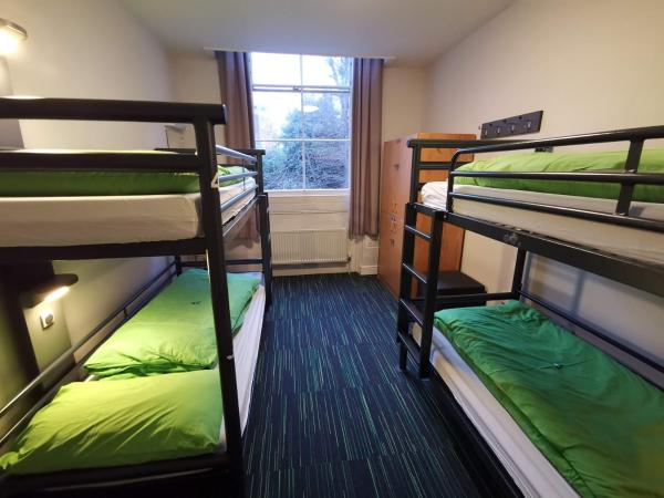 YHA London Earl's Court : photo 2 de la chambre chambre quadruple avec salle de bains commune