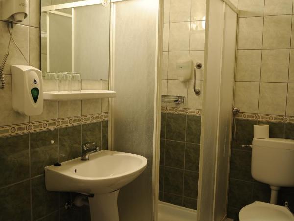 Hotel Minaret&Étterem : photo 6 de la chambre chambre quadruple