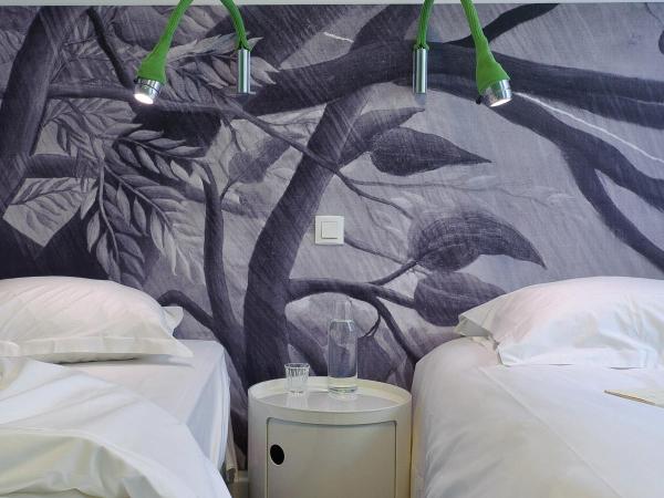 HOTEL CONTINENTAL : photo 8 de la chambre chambre quadruple avec salle de bains privative séparée