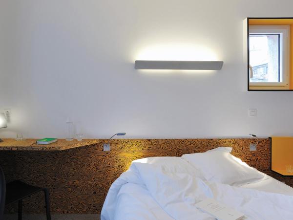 HOTEL CONTINENTAL : photo 8 de la chambre chambre double avec salle de bains privative extérieure