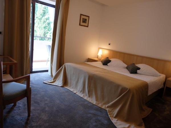 Hotel Flores : photo 8 de la chambre chambre double ou lits jumeaux avec balcon