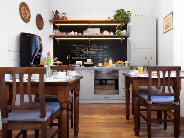 Residenza Cecchi B&B : photo 10 de la chambre chambre lit queen-size avec salle de bains commune 