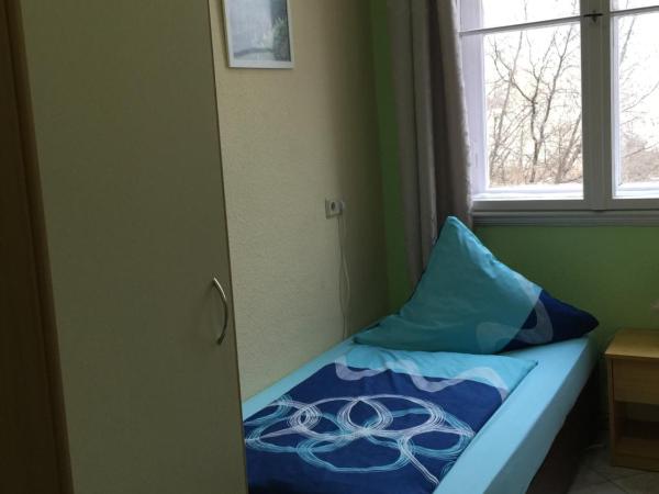 Zimmerfrei-Dresden mit Bad-Miniküche Self Check In 24-7 : photo 2 de la chambre single room with bathroom and mini kitchen