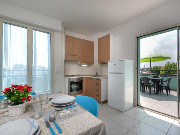 Residence Acqua Suite Marina : photo 1 de la chambre appartement avec terrasse