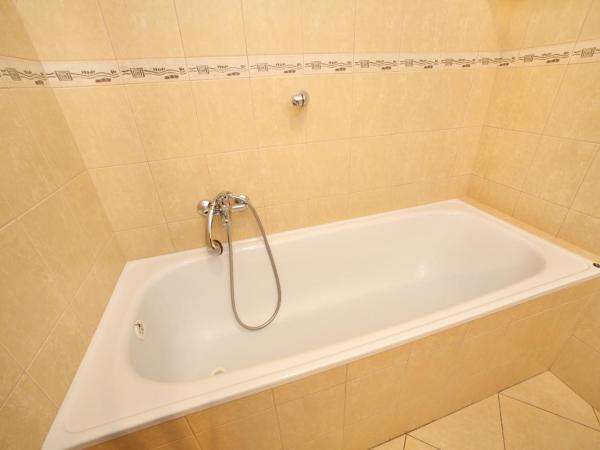 Pension U Hada : photo 5 de la chambre chambre double Économique avec salle de bains privative séparée