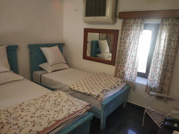 Hotel Mewari Villa : photo 4 de la chambre chambre deluxe double ou lits jumeaux