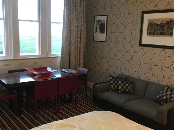 Aberley House : photo 7 de la chambre chambre lit king-size - vue sur mer