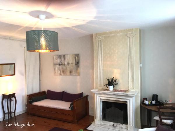 Chambres & Tables d'Hôtes L'Ostal de Pombonne : photo 4 de la chambre chambre familiale magnolias