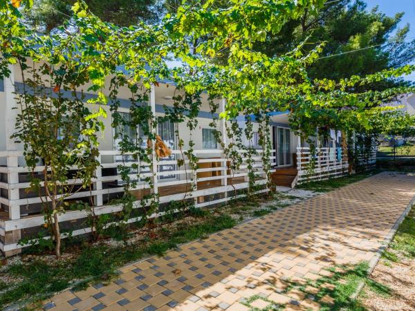 Mobile Homes Sveti Križ : photo 8 de la chambre mobile home