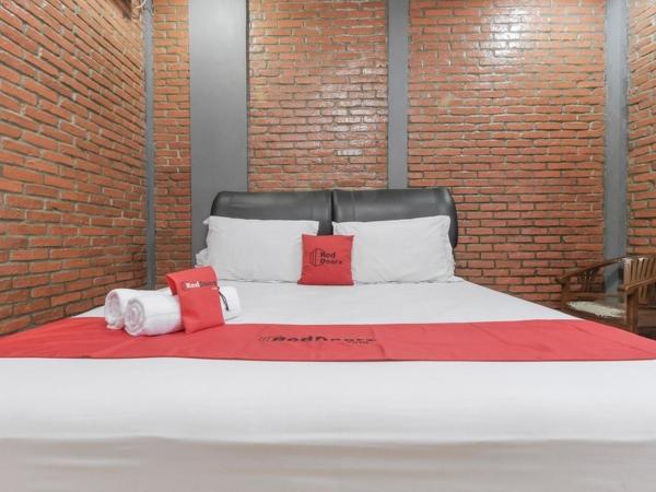 RedDoorz Plus At Ampera Raya : photo 7 de la chambre chambre double