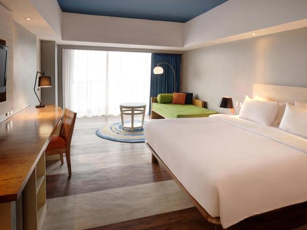 Mercure Convention Center Ancol : photo 1 de la chambre grande chambre lit king-size deluxe avec balcon - vue sur mer
