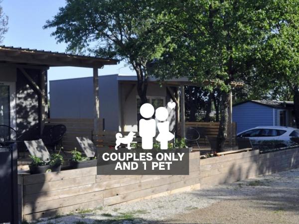 Boutique Mobile Homes UlikaRovinj : photo 3 de la chambre pet friendly one bedroom mobile home with terrace and hot tub