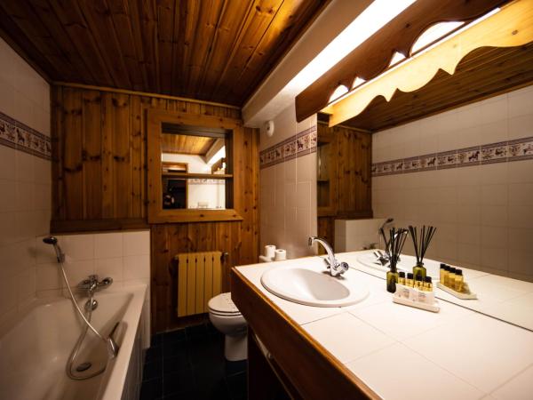 La Savoyarde : photo 4 de la chambre chambre double ou lits jumeaux avec baignoire - côté village