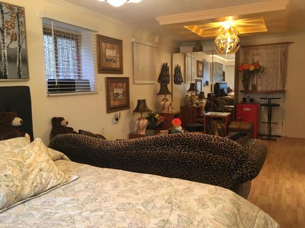 Diana's Luxury Bed and Breakfast : photo 5 de la chambre superior queen room with patio - room #9