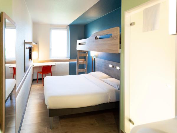 ibis budget Genève Aéroport : photo 1 de la chambre chambre triple avec 1 lit double et 1 lit superposé