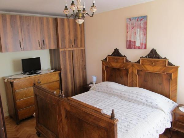 Sinistaj Rooms : photo 2 de la chambre chambre double avec salle de bains commune et balcon