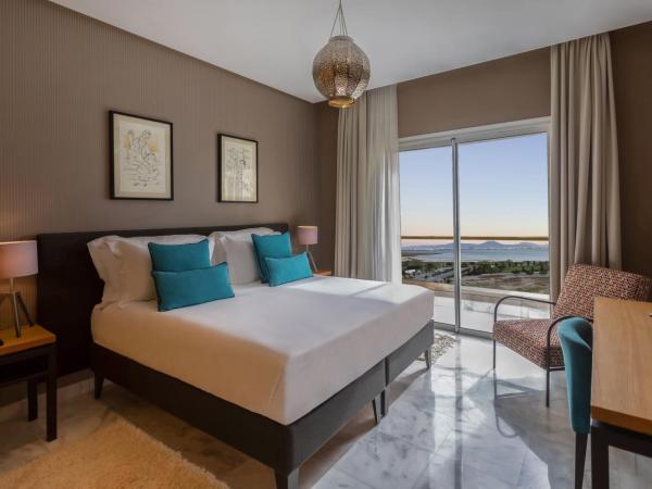 ADAM Hotel Suites : photo 1 de la chambre suite supérieure lit king-size - vue sur lac