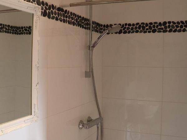 Hostel Lybeer Private Rooms just for two! : photo 6 de la chambre chambre quadruple avec salle de bains