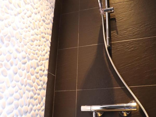 Hostel Lybeer Private Rooms just for two! : photo 5 de la chambre chambre lits jumeaux avec salle de bains privative