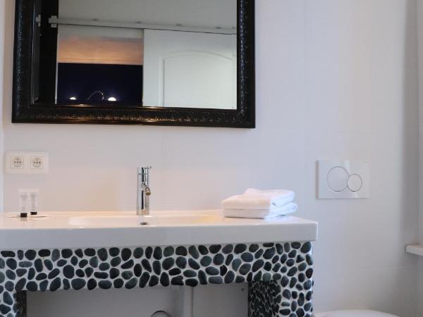 Hostel Lybeer Private Rooms just for two! : photo 4 de la chambre chambre lits jumeaux avec salle de bains privative