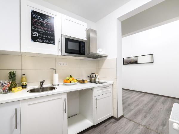 Annabelle Downtown Apartments : photo 6 de la chambre chambre double avec salle de bains privative