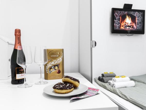 Annabelle Downtown Apartments : photo 4 de la chambre chambre double avec salle de bains privative