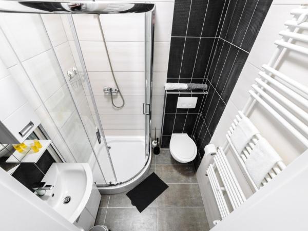 Annabelle Downtown Apartments : photo 5 de la chambre chambre double avec salle de bains privative